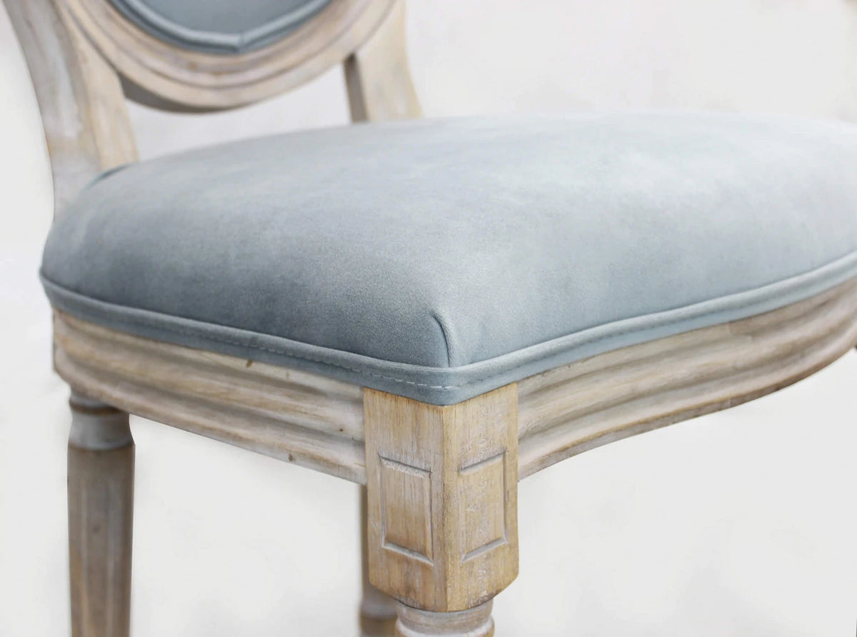Sedia poltroncina Constance in velluto grigio con schienale alto e gambe in legno, ideale per tavolo da pranzo o studio particolare seduta