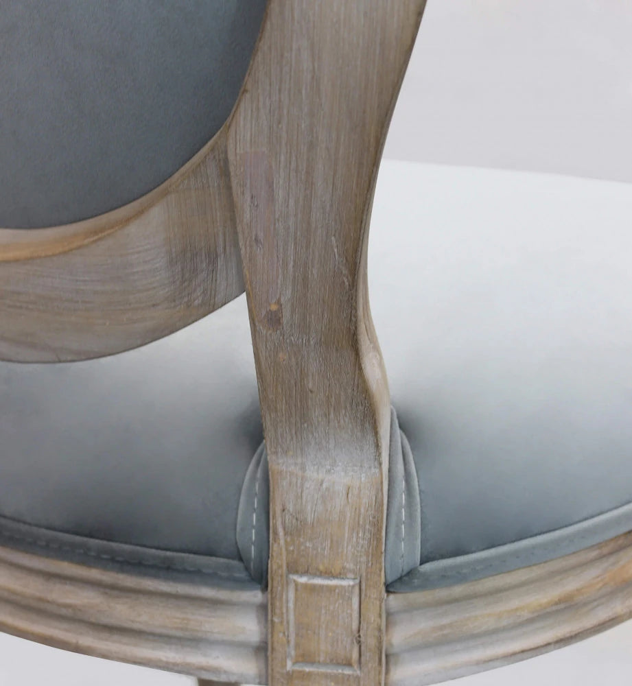 Sedia poltroncina Constance in velluto grigio con schienale alto e gambe in legno, ideale per tavolo da pranzo o studio particolare intarsio nel legno