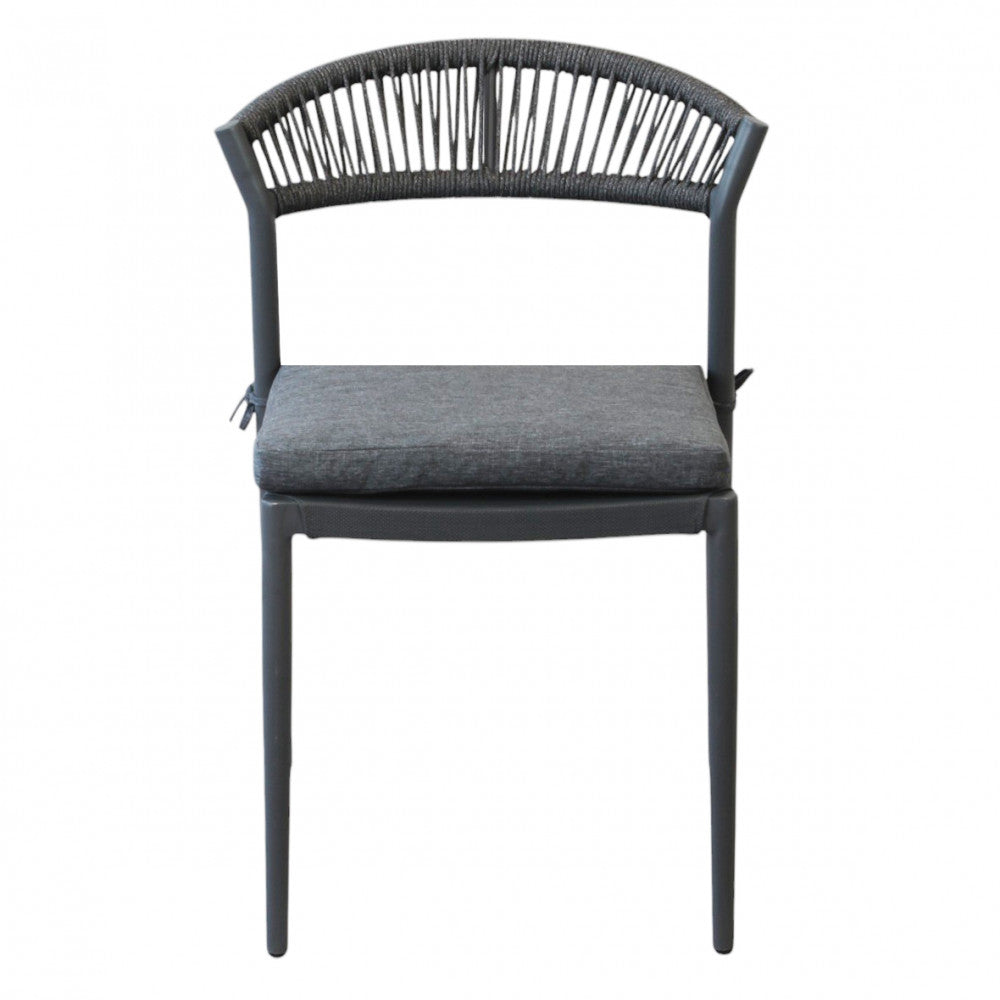 Vista frontale della sedia Corrientes che evidenzia la seduta imbottita e il design curvo dello schienale.