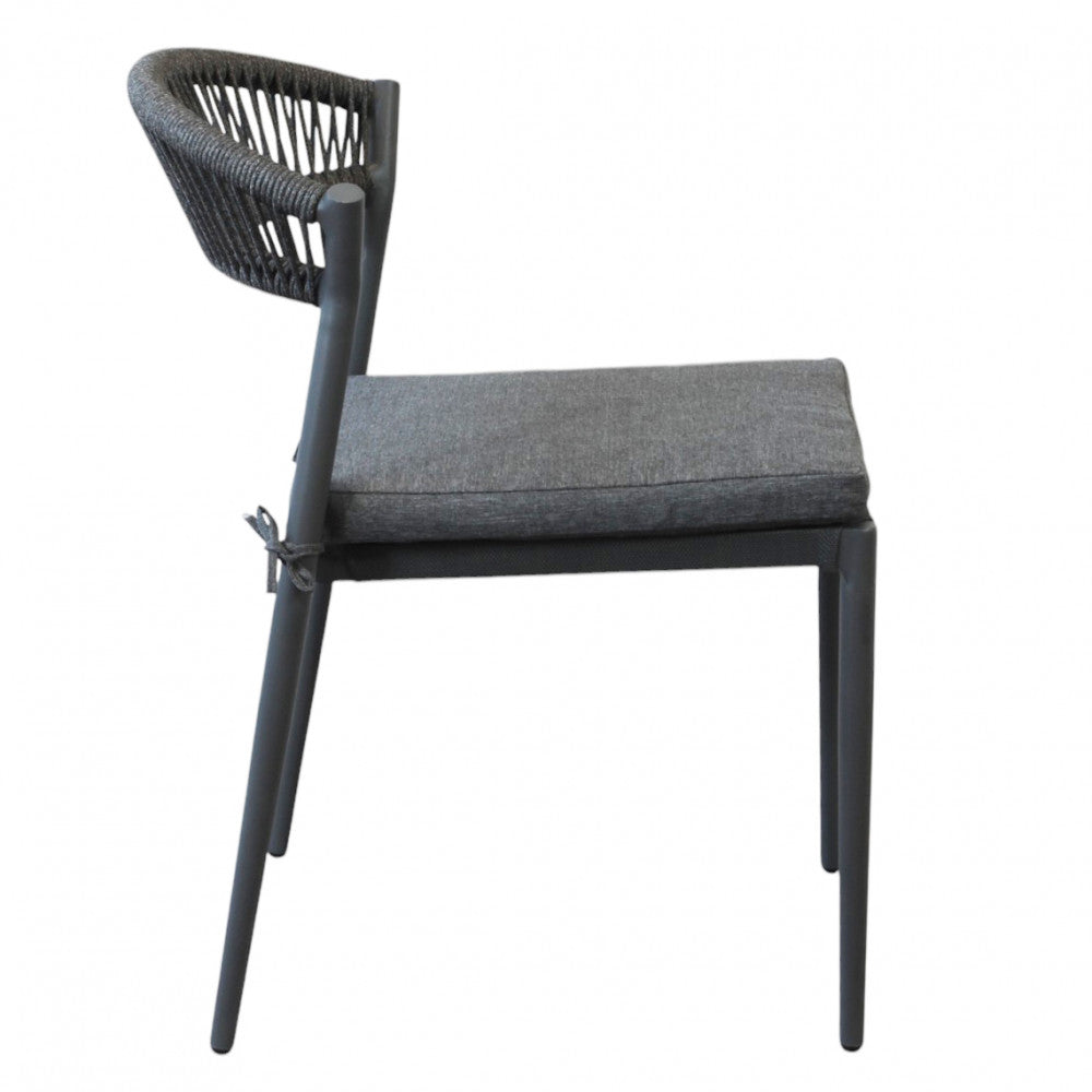Profilo laterale della sedia Corrientes, mostrando l'inclinazione ergonomica e le linee minimaliste.