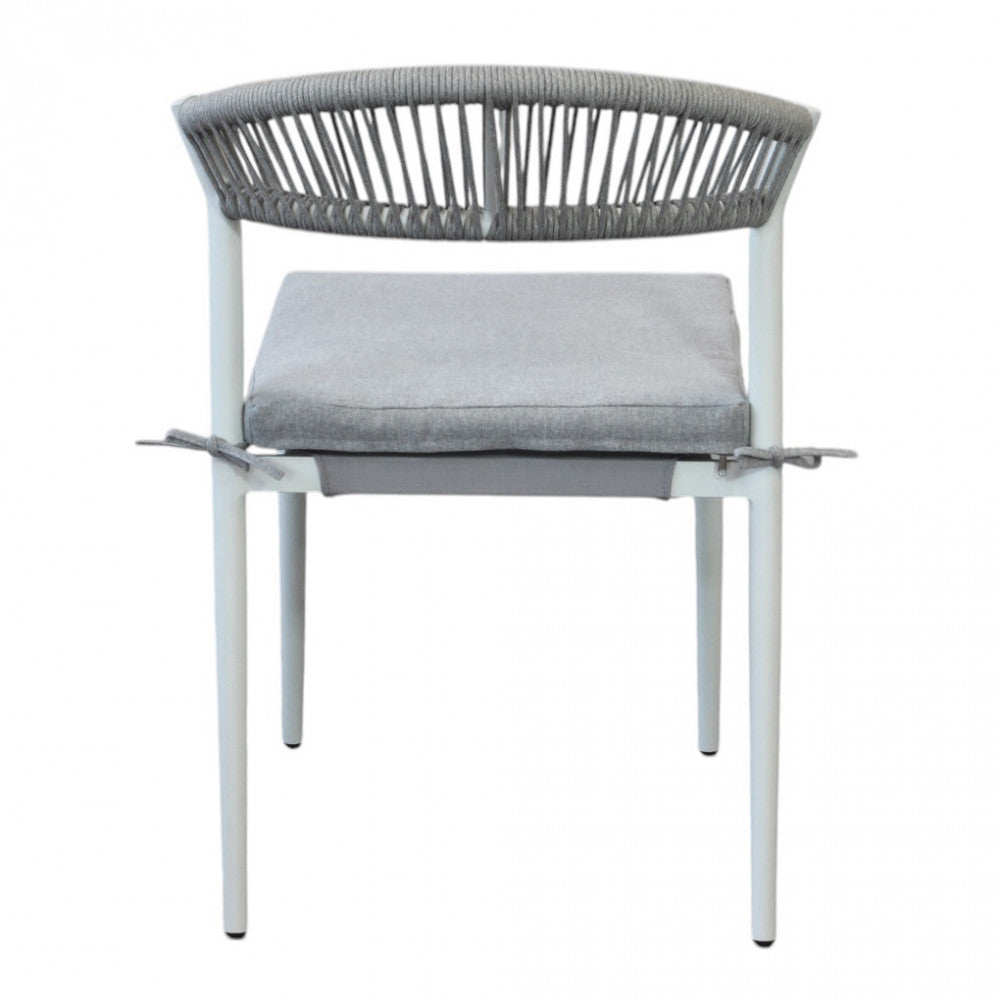Vista posteriore della sedia Corrientes, che mostra il design intrecciato dello schienale in corda.
