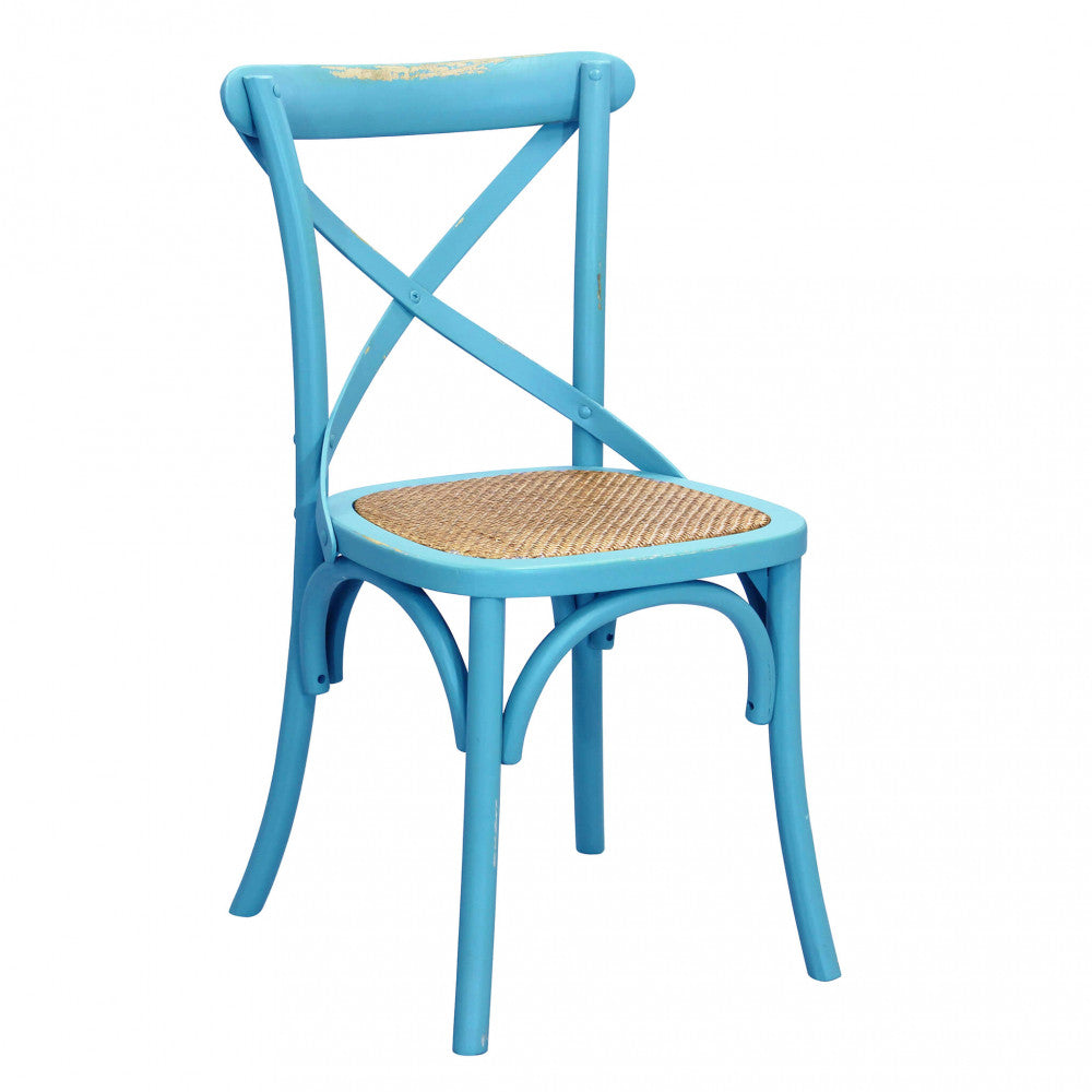 Angolazione frontale della sedia in legno azzurro senza braccioli con classico design a croce.