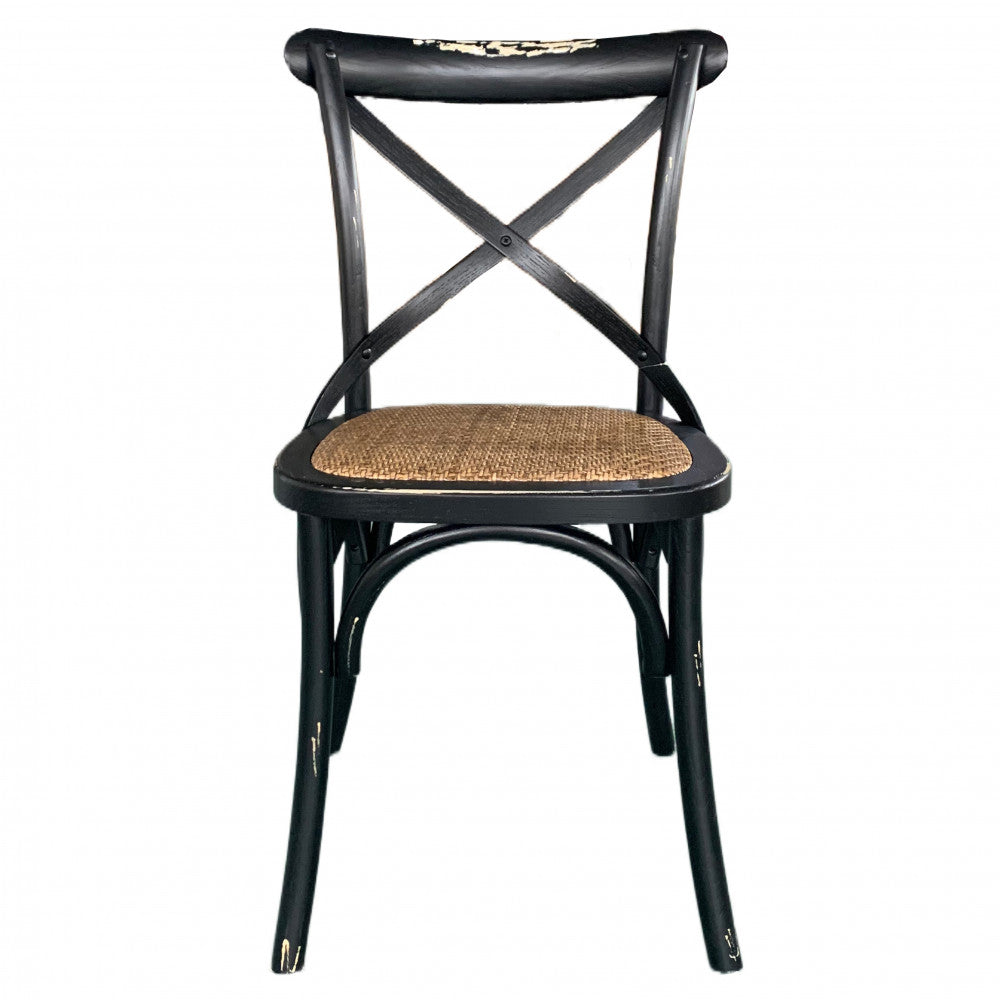 Vista frontale della sedia Cross Nero con seduta in rattan intrecciato e schienale a X.