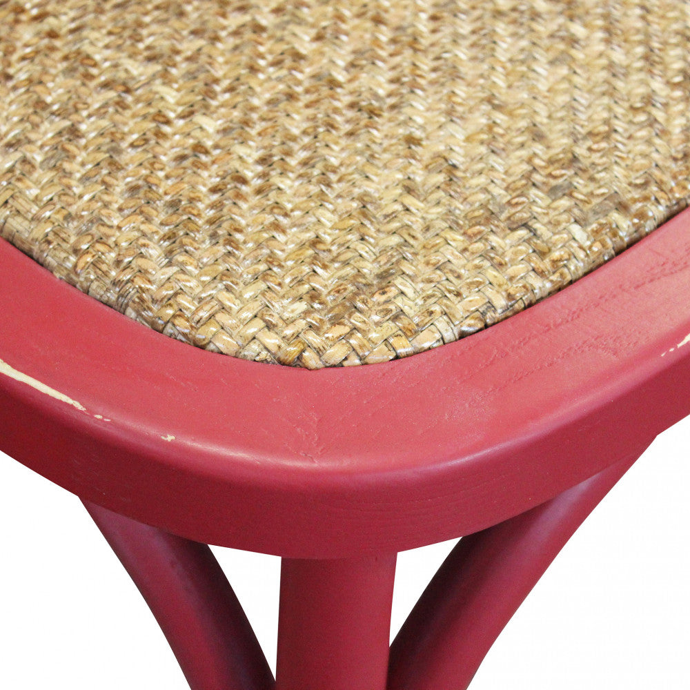 Primo piano della seduta in autentico rattan intrecciato a mano della sedia Cross.
