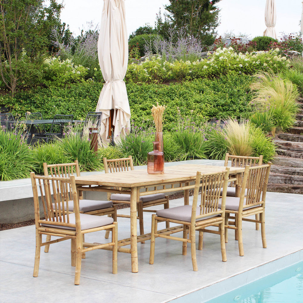 Sedia Cuba Libre in un ambiente interno arredato con elementi naturali.