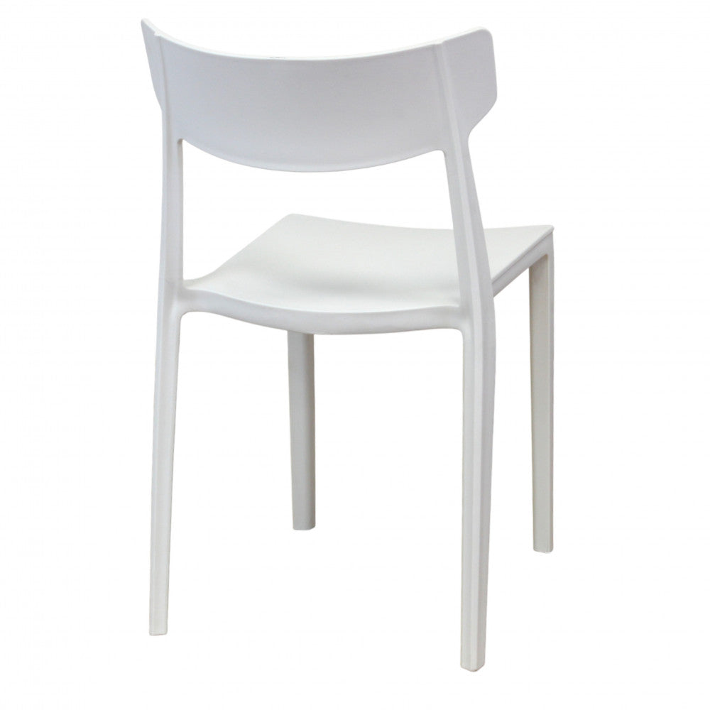 Vista posteriore angolata della sedia moderna, mostrando la curvatura dello schienale e la solidità delle gambe.