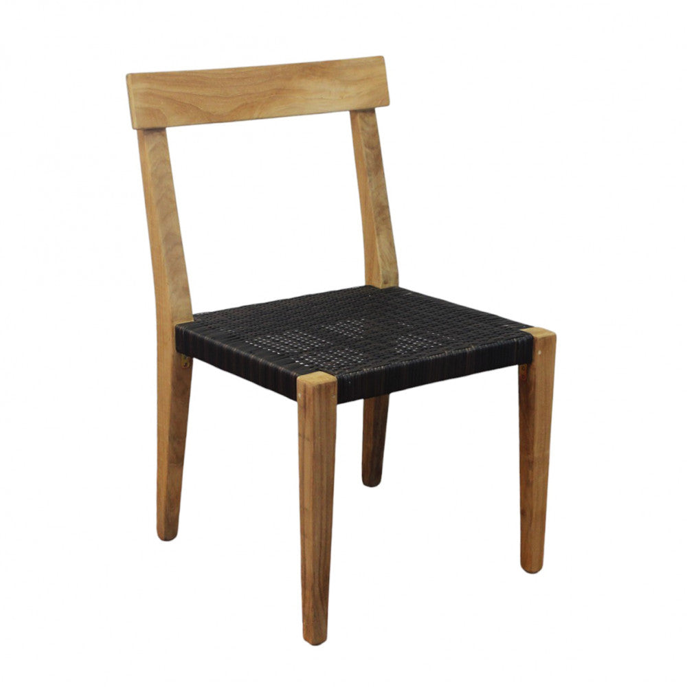 Sedia Delhi impilabile in teak e corda intrecciata, vista frontale su sfondo neutro.