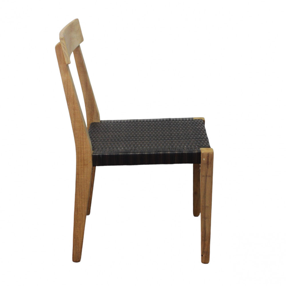 Profilo laterale della sedia Delhi, che mostra l'inclinazione ergonomica dello schienale in teak.