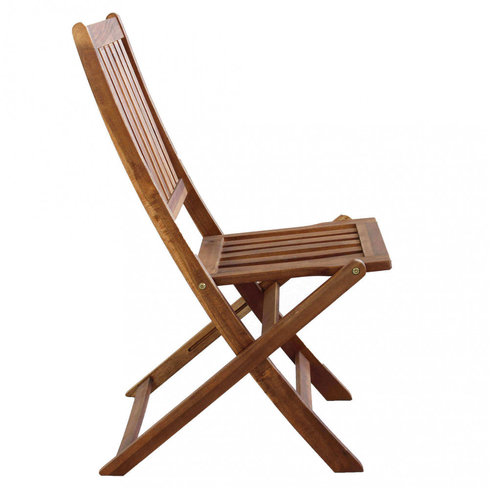 Profilo laterale della sedia pieghevole Diana aperta, illustrando l'inclinazione ergonomica dello schienale e la struttura a X.
