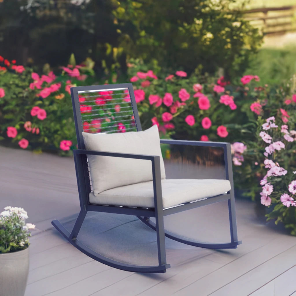 Sedia a dondolo Antracite con struttura in alluminio, schienale in corda e cuscino imbottito per giardino e terrazzo, ambientata in veranda