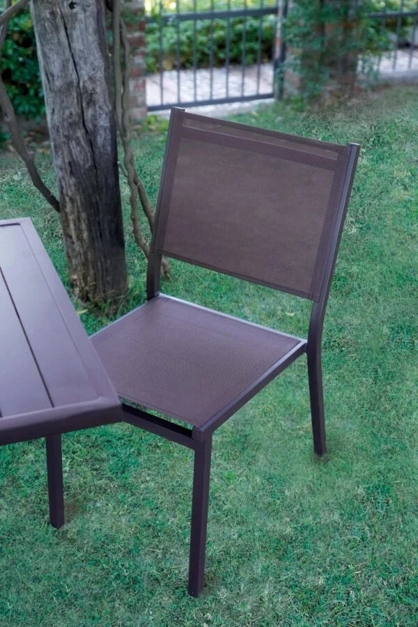 Sedia Elba in Alluminio Chocolate con seduta in Textilene, impilabile e resistente, ideale per giardino e terrazza, ambientata esterna
