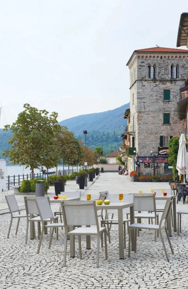 Sedia Elba in Alluminio Tortora con seduta in Textilene, impilabile e resistente, ideale per giardino e terrazza, ambientata in esterna