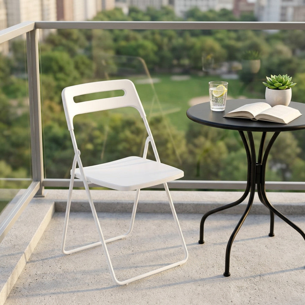 Sedia Elisabeth in acciaio bianco posizionata su un balcone moderno con vista sul parco.