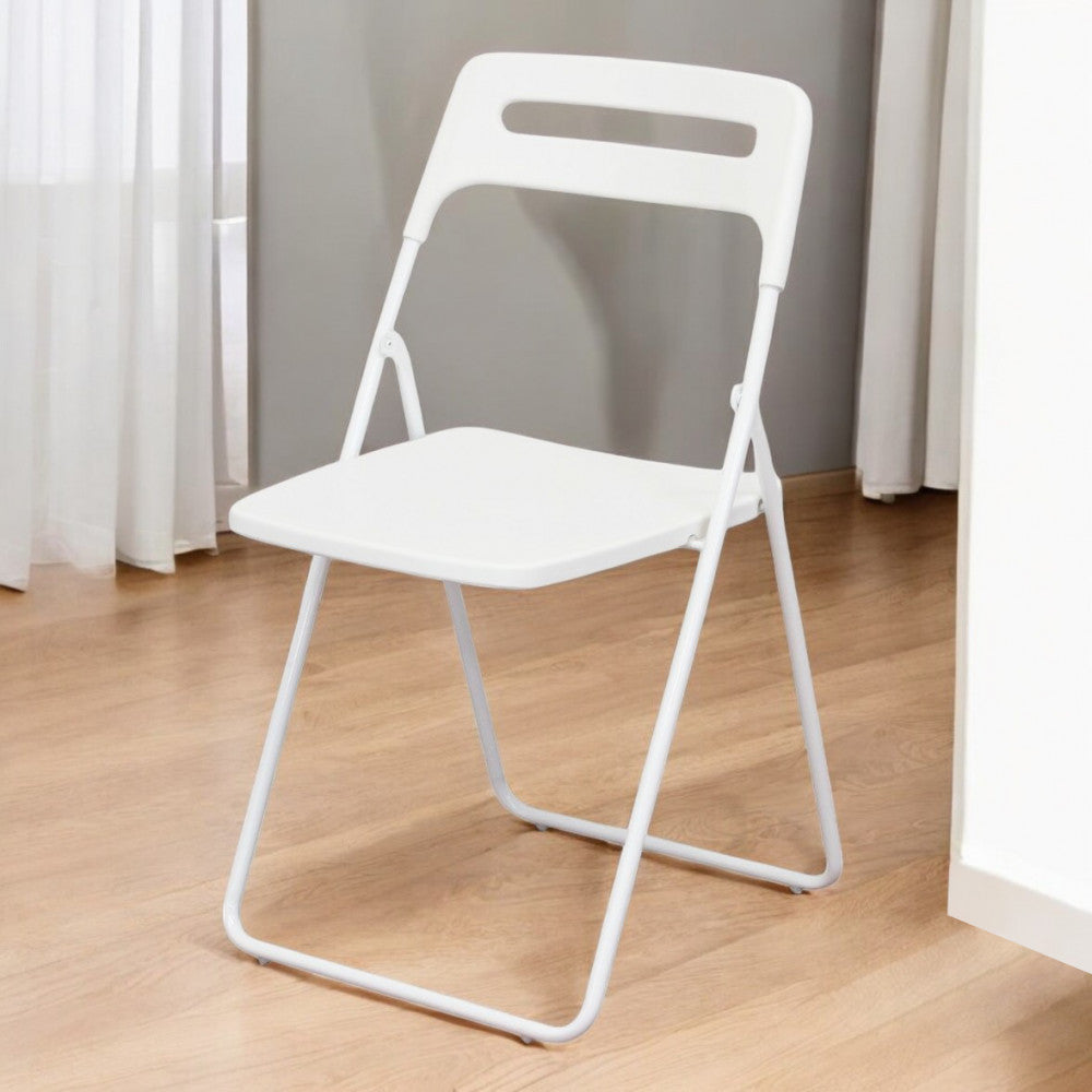 Sedia Elisabeth bianca inserita in un ambiente interno minimalista con pavimento in legno.