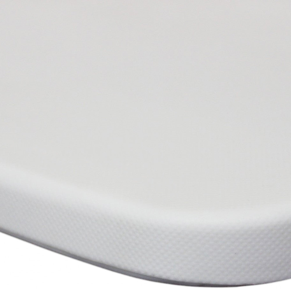 Particolare della texture liscia e riflettente della seduta in acciaio bianco.