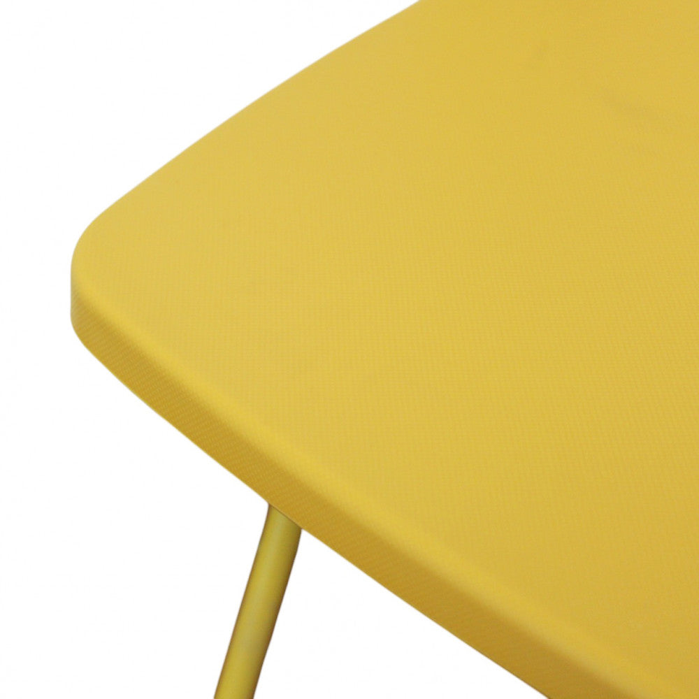 Dettaglio della seduta in acciaio giallo con texture antiscivolo della sedia Elisabeth.
