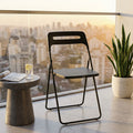 Sedia Elisabeth in acciaio antracite ambientata su un balcone moderno al tramonto con vista città.