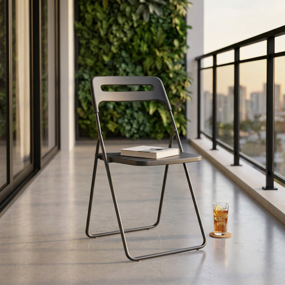 Sedia Elisabeth posizionata su un terrazzo di lusso con giardino verticale e bicchiere in vetro.