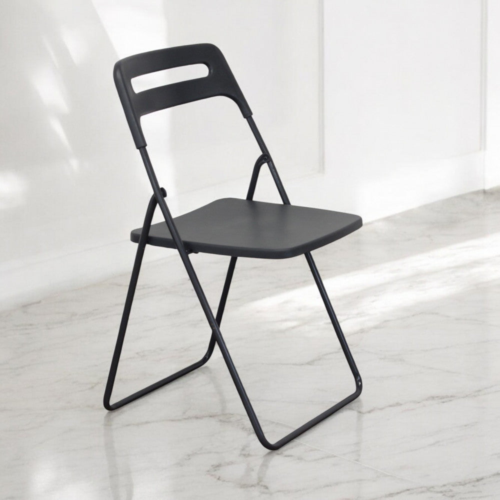 Sedia Elisabeth in acciaio antracite illuminata da luce naturale su un pavimento in marmo bianco.