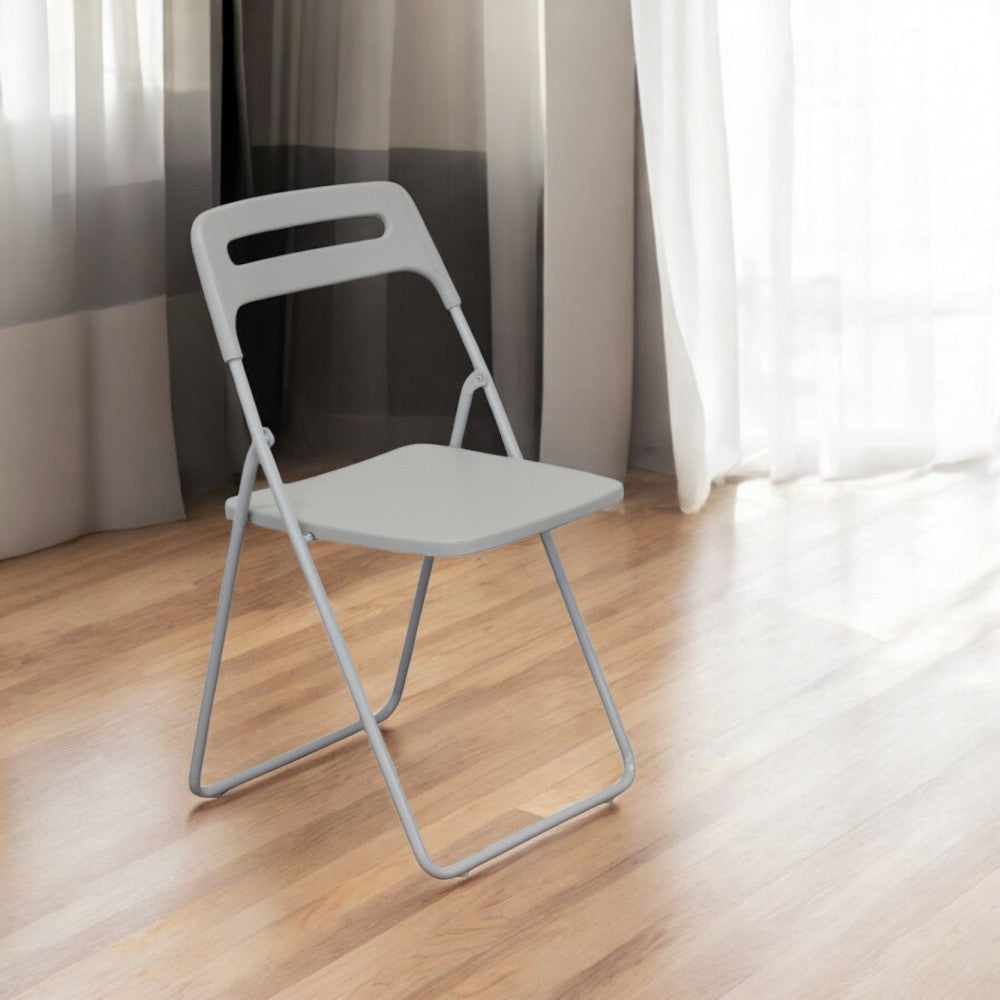 Sedia Elisabeth grigio chiaro ambientata in un luminoso soggiorno moderno con pavimento in legno.