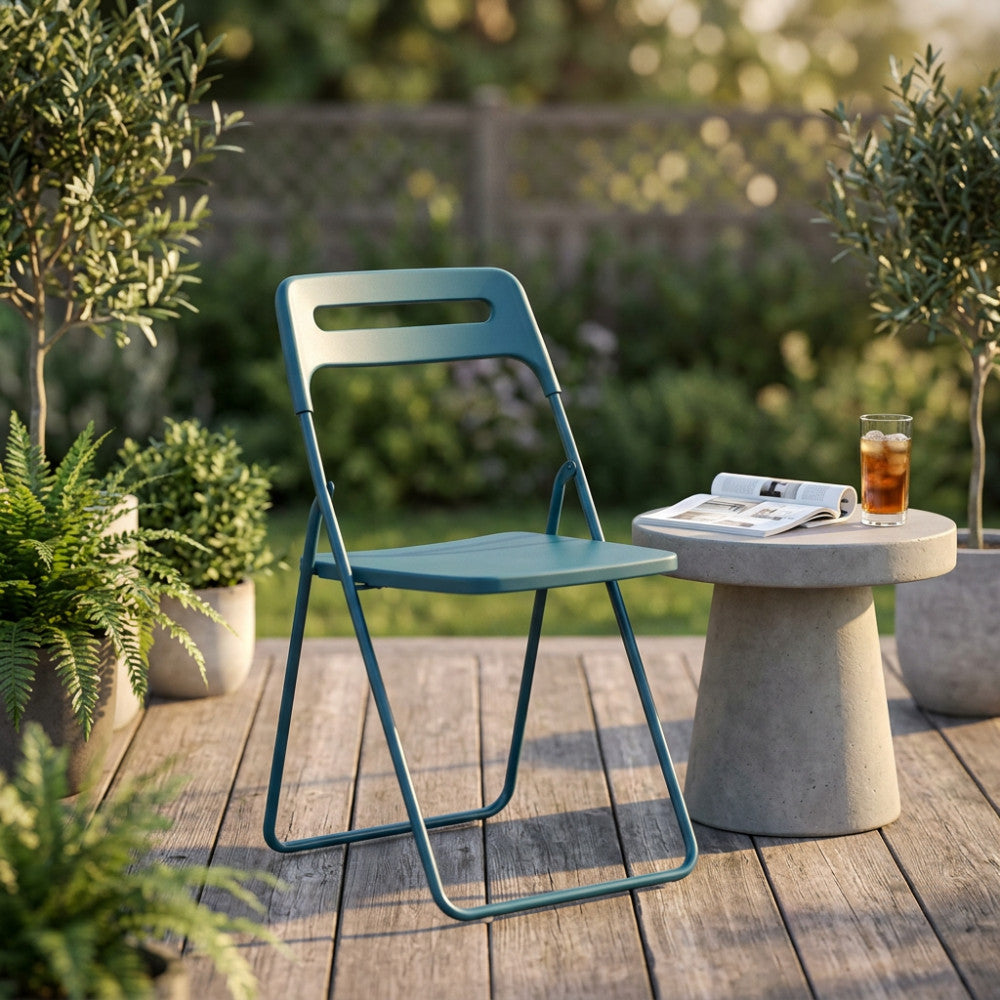Sedia moderna ELISABETH verde petrolio posizionata su un patio in legno all'aperto.