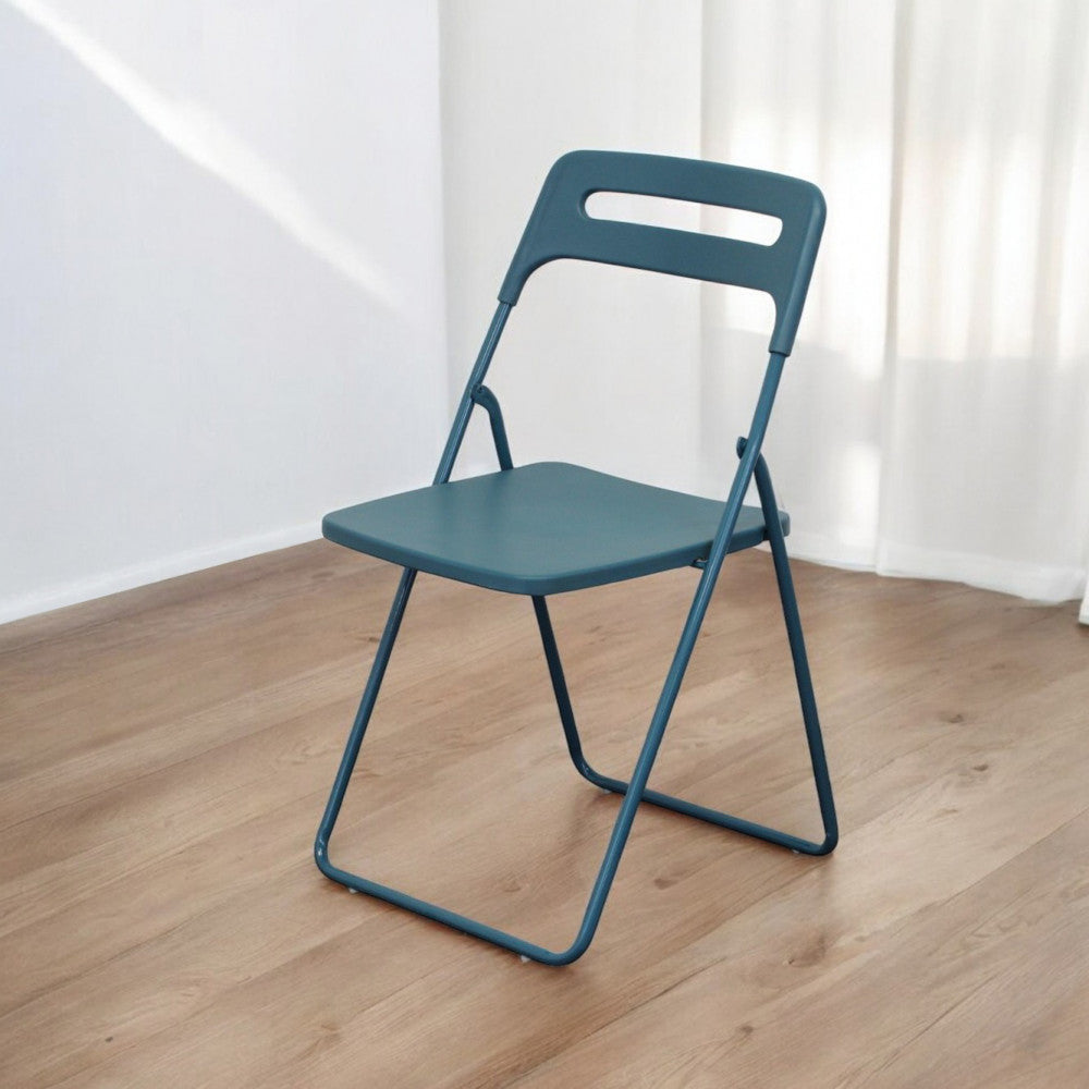 Sedia ELISABETH verde petrolio inserita in un ambiente interno luminoso con pavimento in legno.