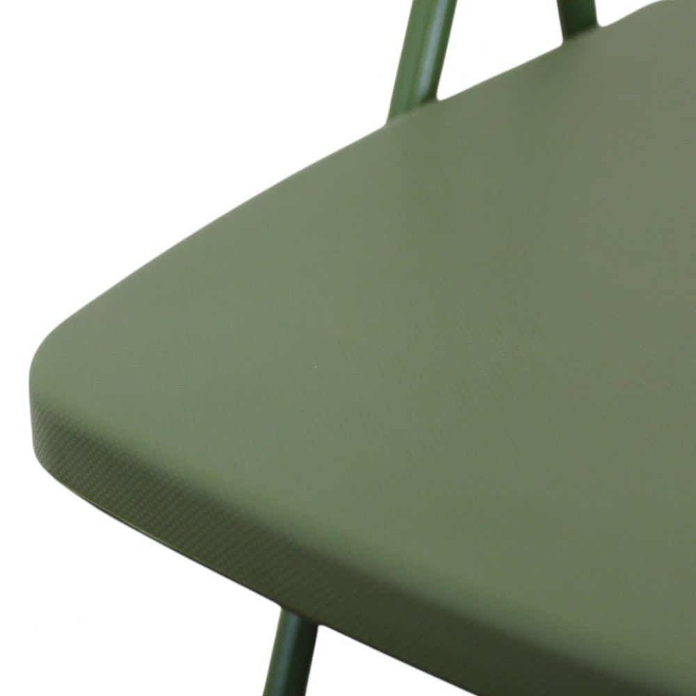 Dettaglio ravvicinato della seduta in acciaio verde che mostra la texture superficiale.