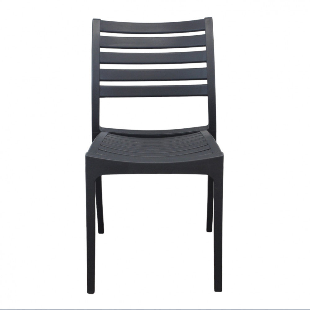 Vista frontale della sedia Eveline che evidenzia il design ergonomico dello schienale a doghe.