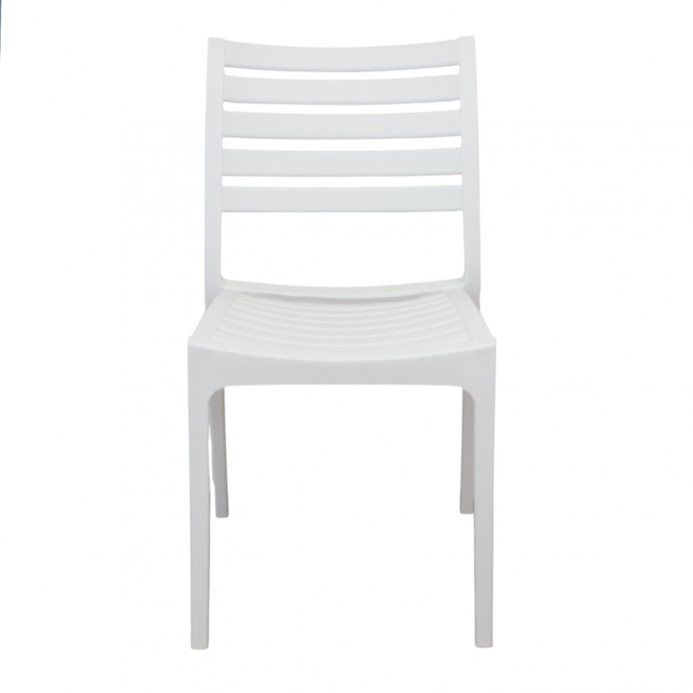 Vista frontale diretta della sedia Eveline, che mostra la seduta ergonomica e le linee pulite.