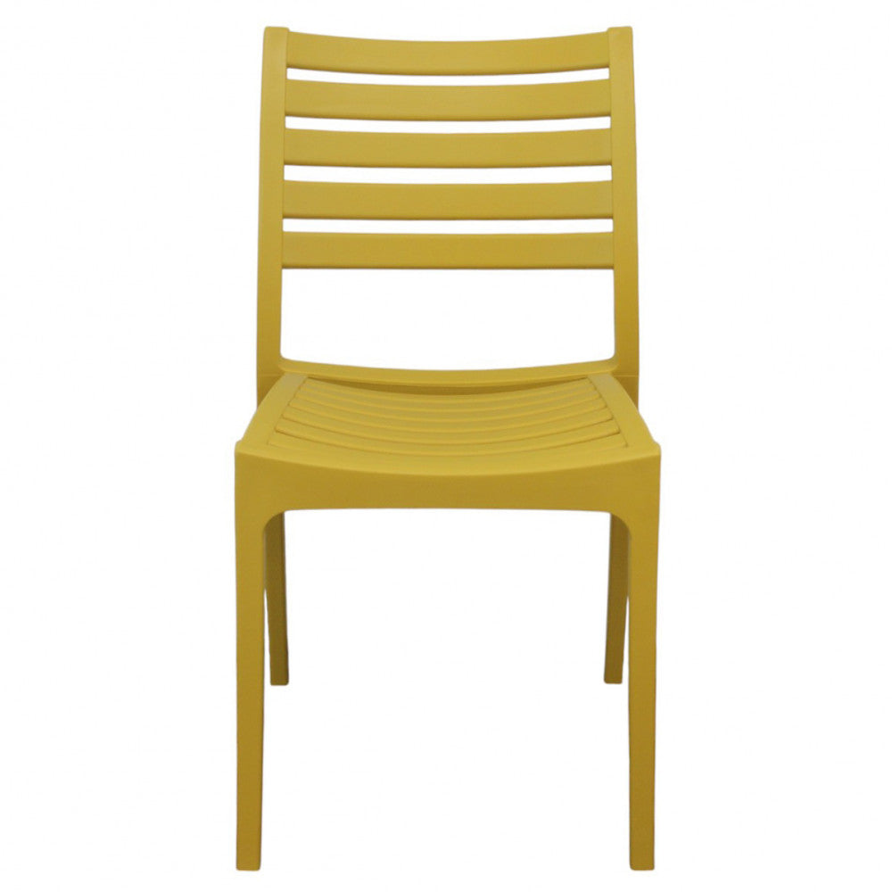 Vista frontale diretta della sedia Eveline, che mostra la seduta ergonomica e le linee pulite del design moderno.