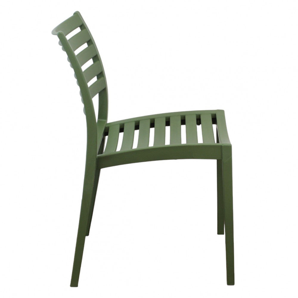 Profilo laterale della sedia moderna Eveline verde oliva, che evidenzia l'inclinazione ergonomica dello schienale a doghe.
