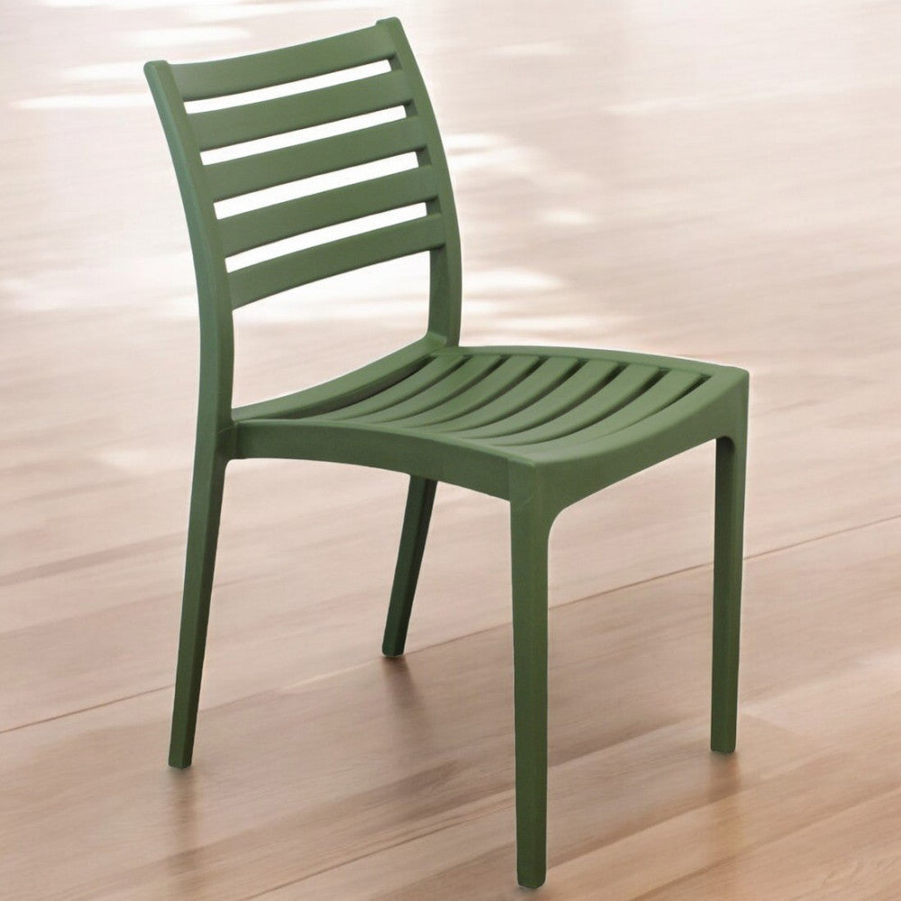 Sedia Eveline verde oliva illuminata dalla luce naturale in un ambiente interno minimalista con pavimento in legno chiaro.