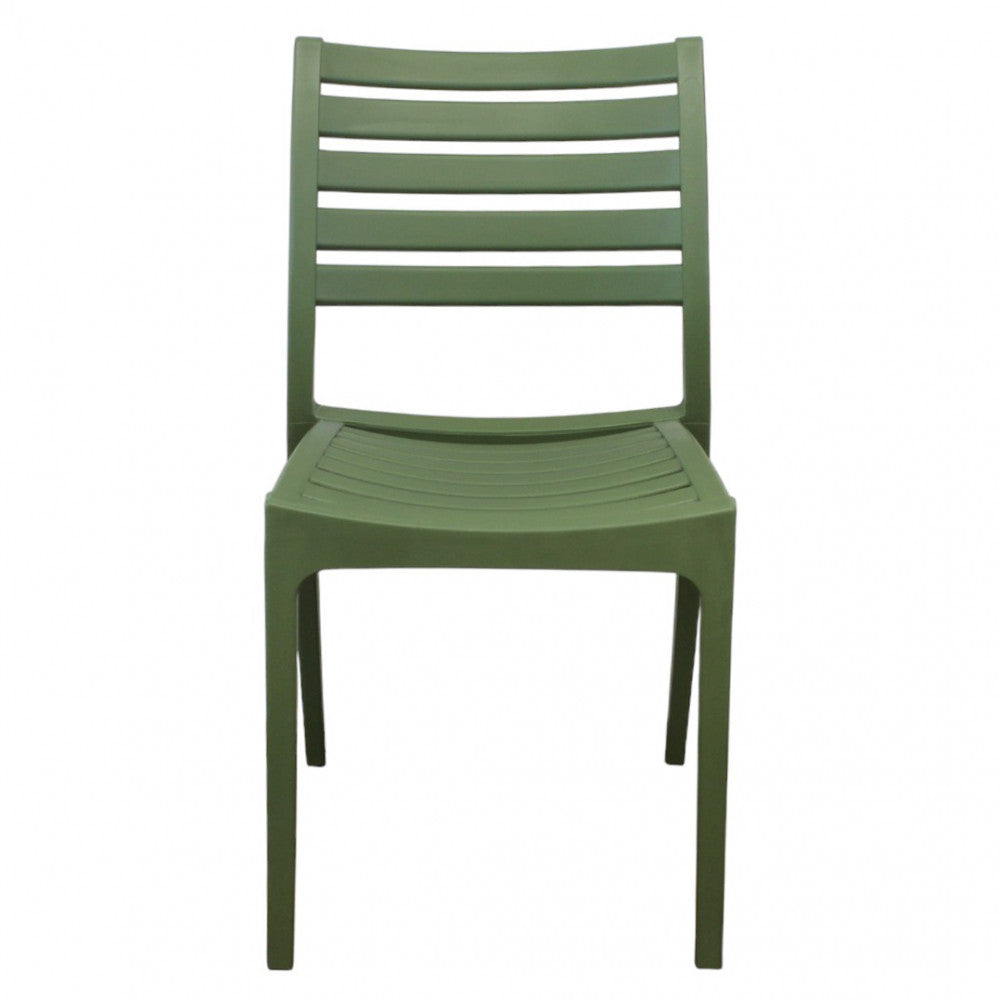 Vista frontale della sedia moderna Eveline, con focus sulle linee orizzontali dello schienale e la simmetria del design.