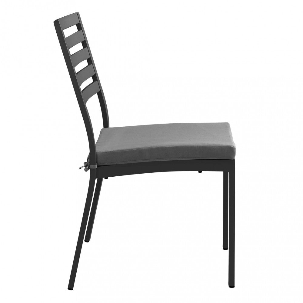 Sedia Formentera antracite in un ambiente esterno moderno e accogliente.