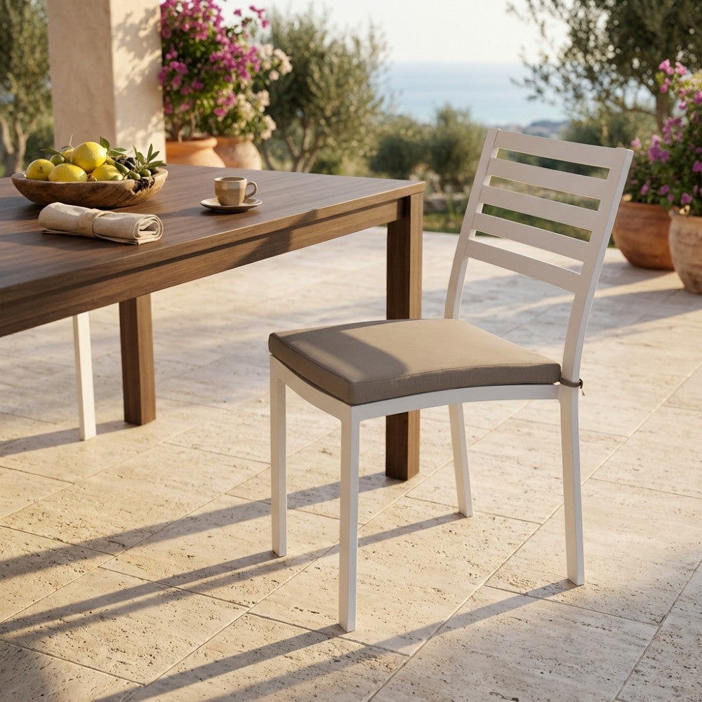 Sedia Cosma Formentera in alluminio bianco con cuscino tortora in un ambiente outdoor