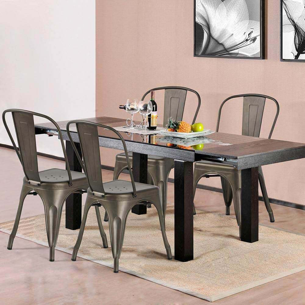 Set di sedie Gardena in acciaio nero disposte attorno a un tavolo da pranzo moderno in un elegante soggiorno.