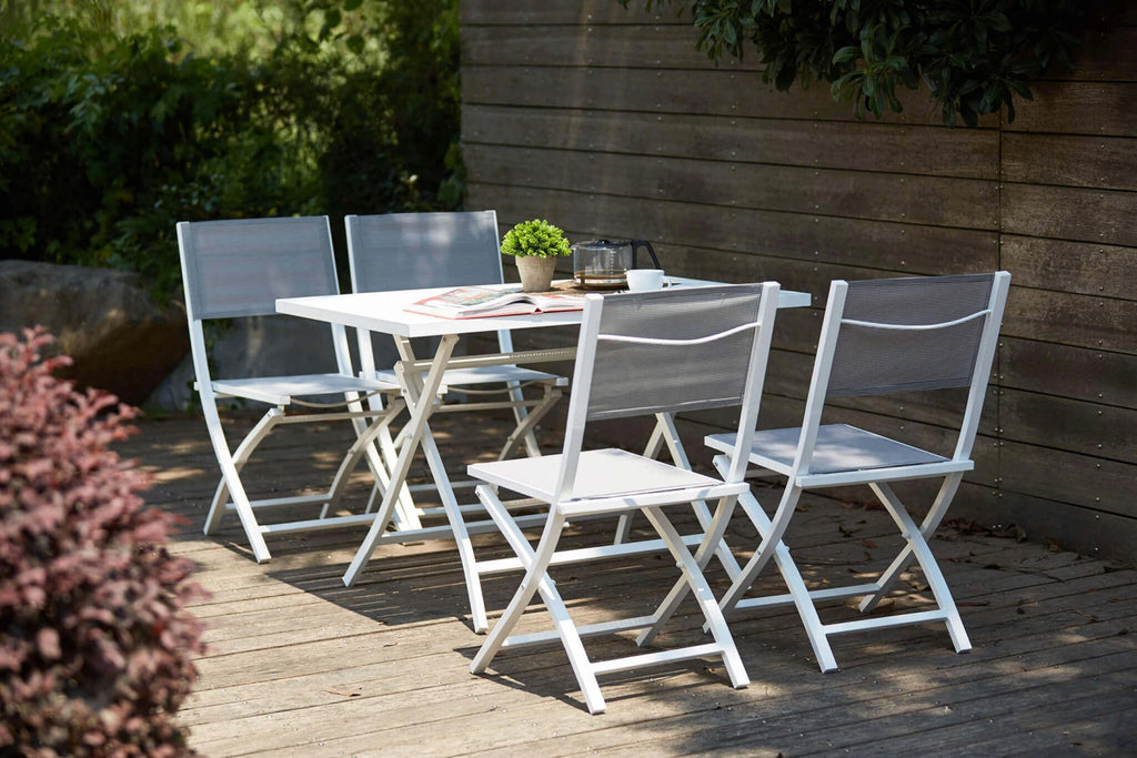 Sedia pieghevole bianca da giardino in alluminio e textilene, design moderno, abbinata in giardino