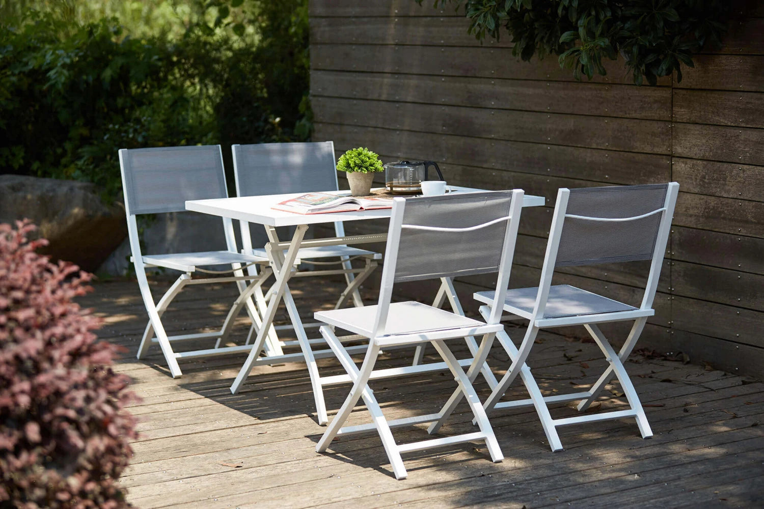 Sedia pieghevole bianca da giardino in alluminio e textilene, design moderno, abbinata in giardino