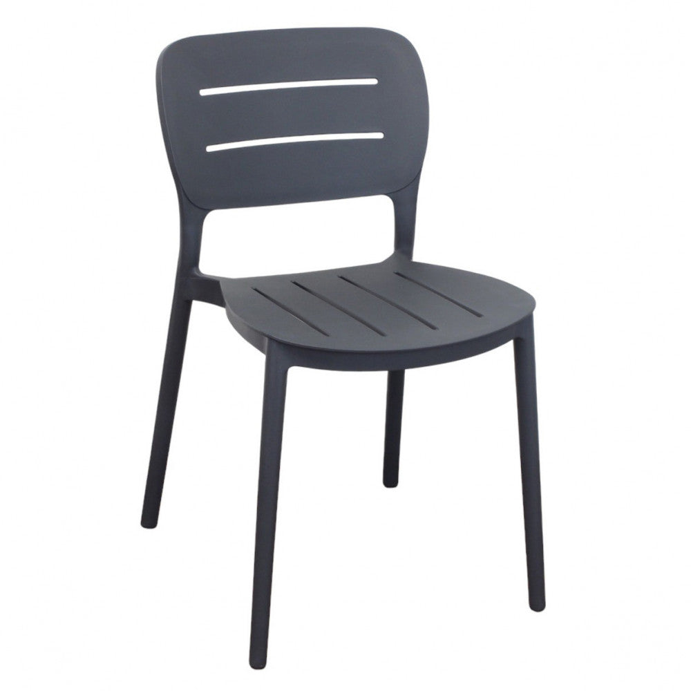Vista frontale angolata della sedia Giselle antracite su sfondo neutro, che ne evidenzia il design moderno.