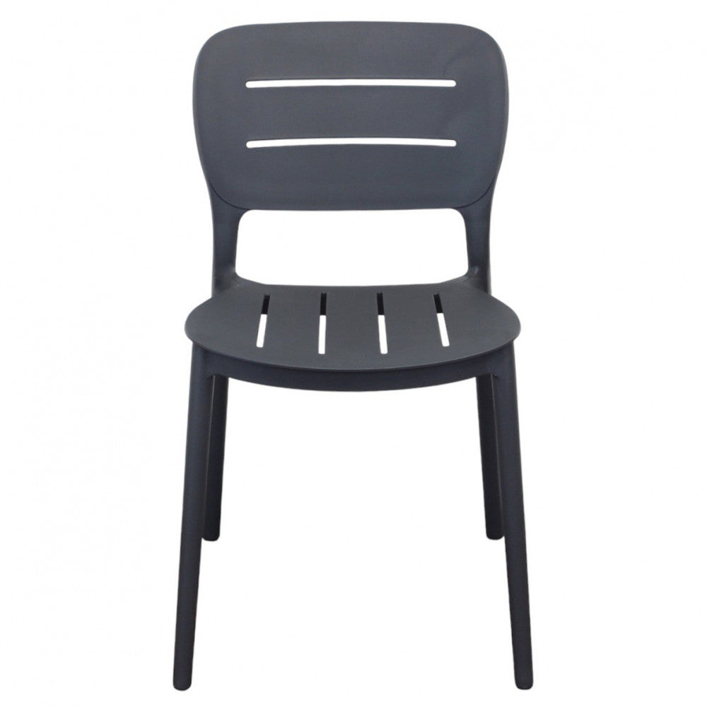 Vista frontale diretta della sedia Giselle, che mostra la seduta ergonomica e lo schienale a fessure.