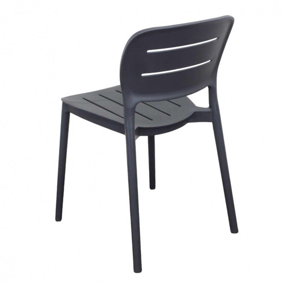 Vista posteriore angolata della sedia Giselle, mettendo in risalto i dettagli dello schienale.