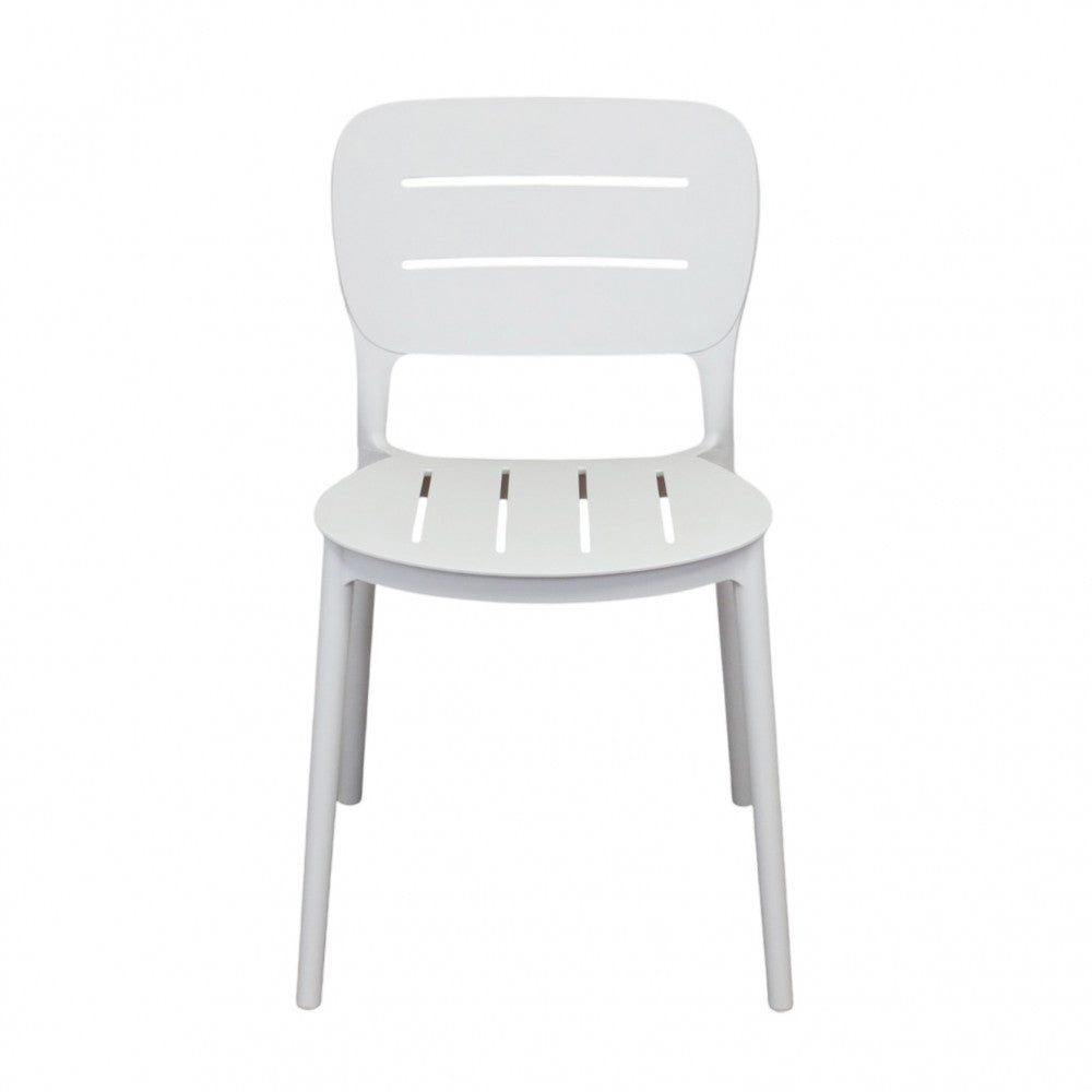 Vista frontale della sedia moderna Giselle, che mostra la seduta ergonomica e il design minimalista bianco.