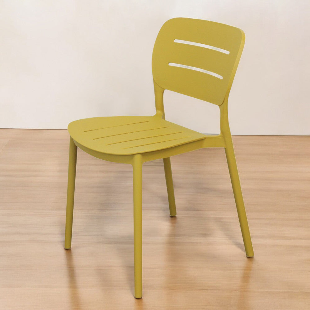 Sedia GISELLE dal design moderno posizionata in un interno minimalista con pavimento in legno.