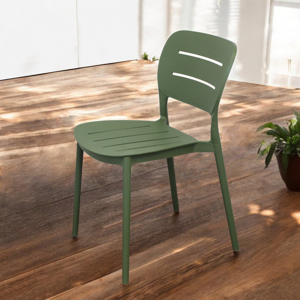 Sedia Giselle verde oliva posizionata in un interno moderno con pavimento in legno.