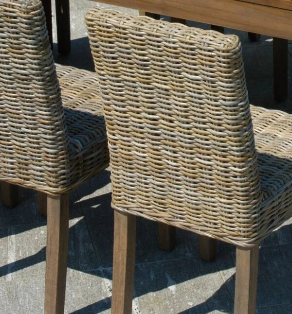 Sedia Lisbona Grey Kubu con struttura in legno e seduta in fibra naturale, ideale per interni e verande, dettaglio schienale