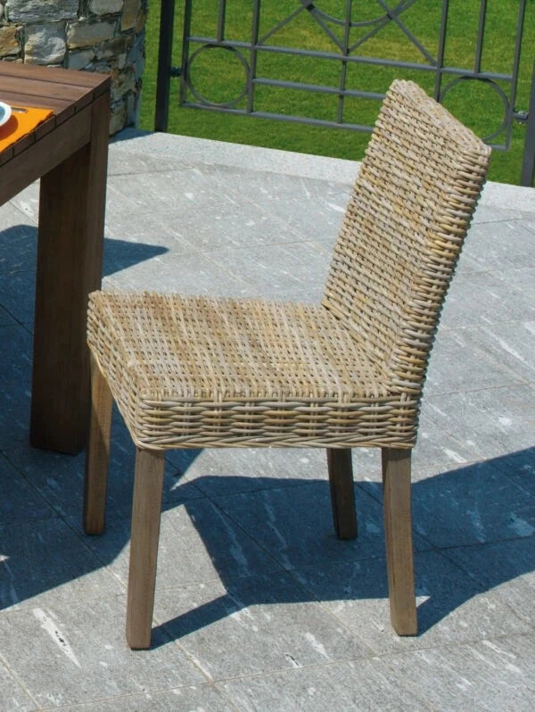 Sedia Lisbona Grey Kubu con struttura in legno e seduta in fibra naturale, ideale per interni e verande, vista panoramica frontale