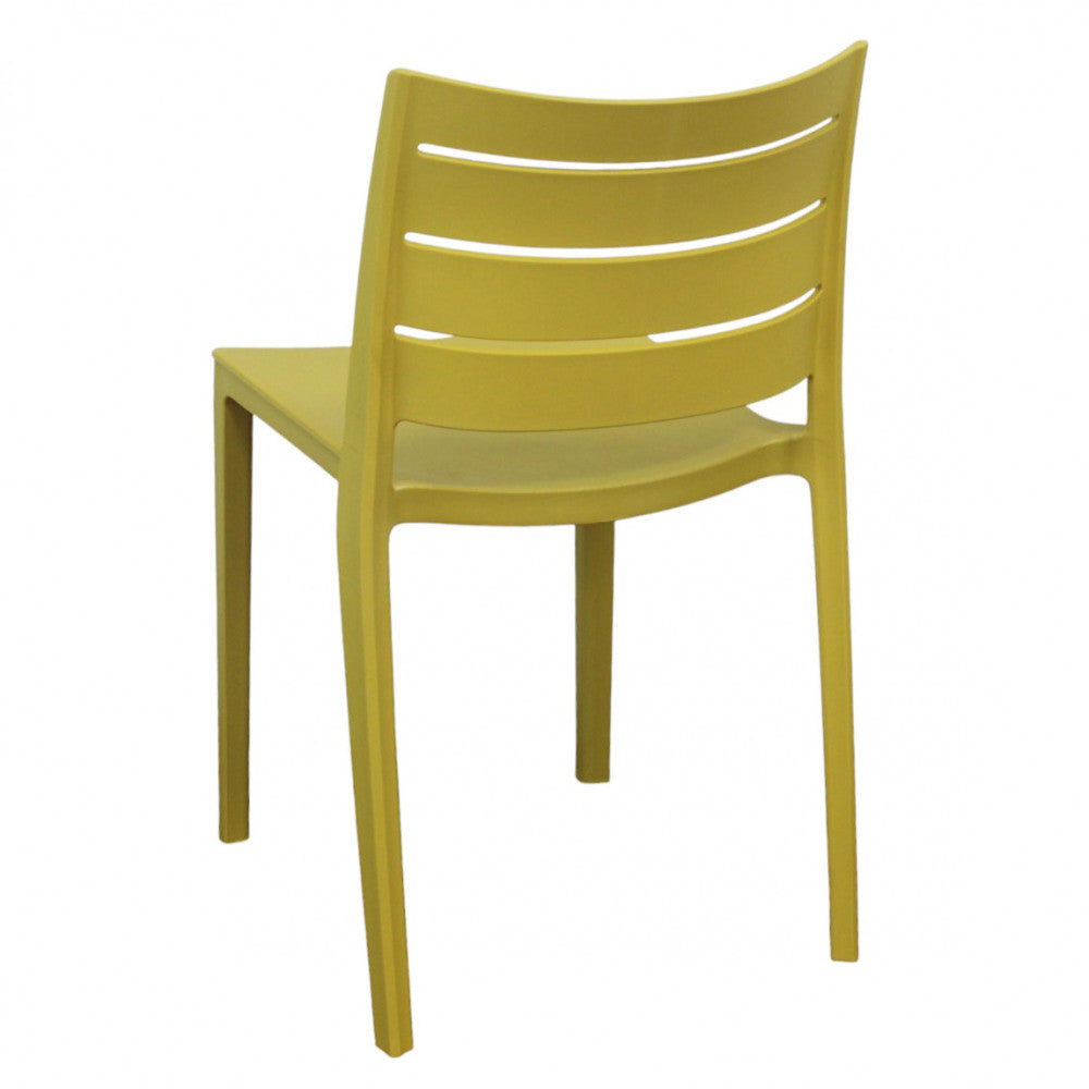 Sedia in polimero giallo Hallie, vista posteriore angolata su sfondo bianco.