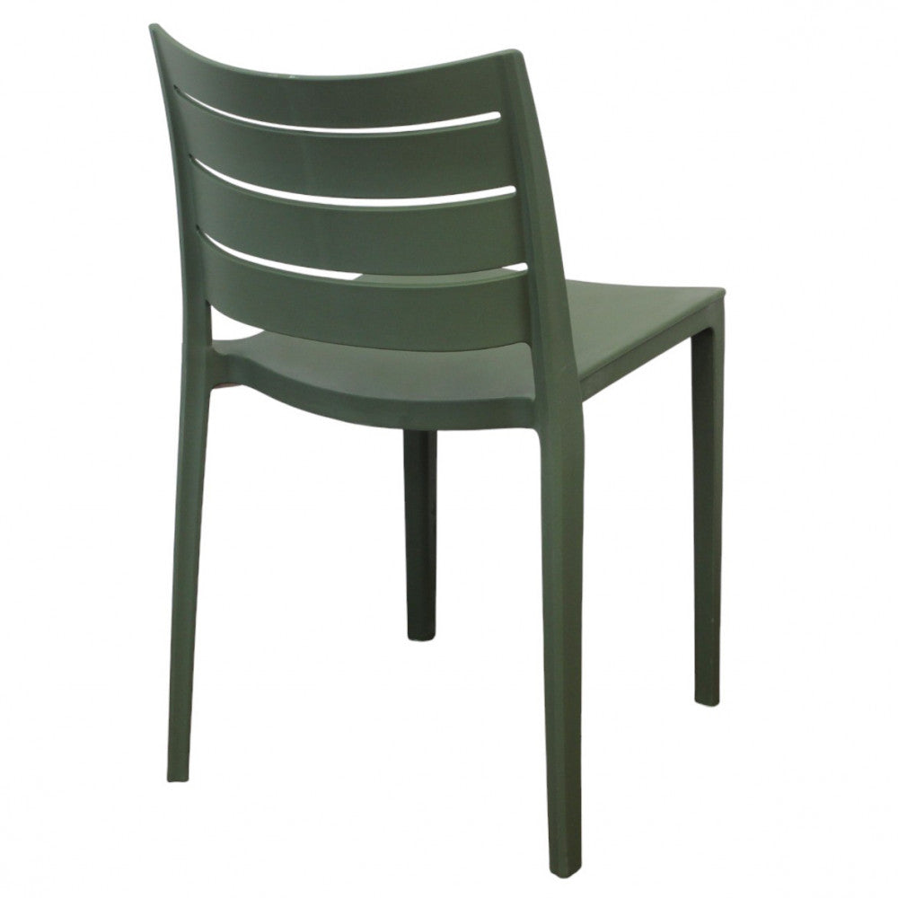 Sedia Hallie verde, vista posteriore di tre quarti su sfondo bianco.