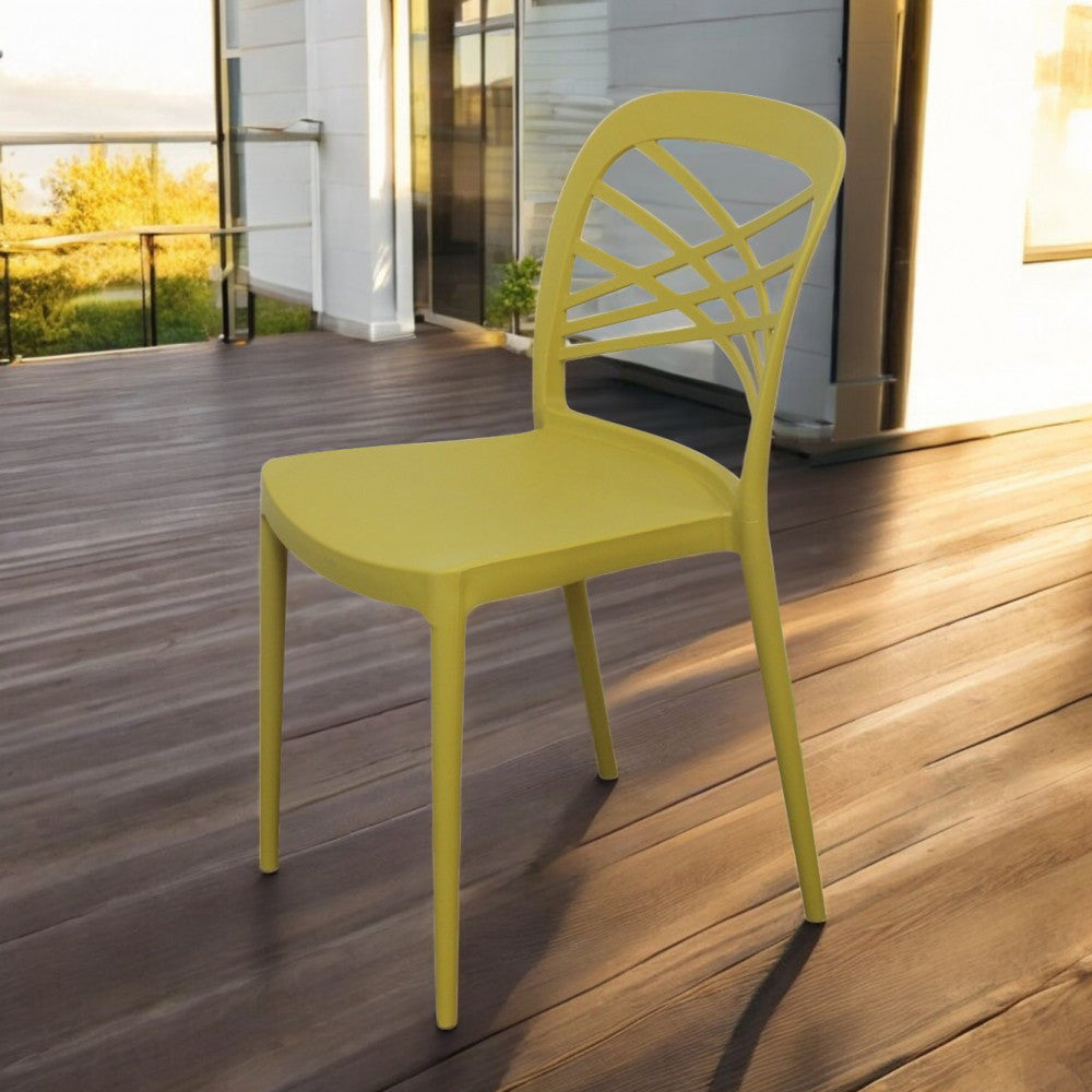 Sedia Harmonie gialla ambientata su una terrazza in legno illuminata dalla calda luce del tramonto.