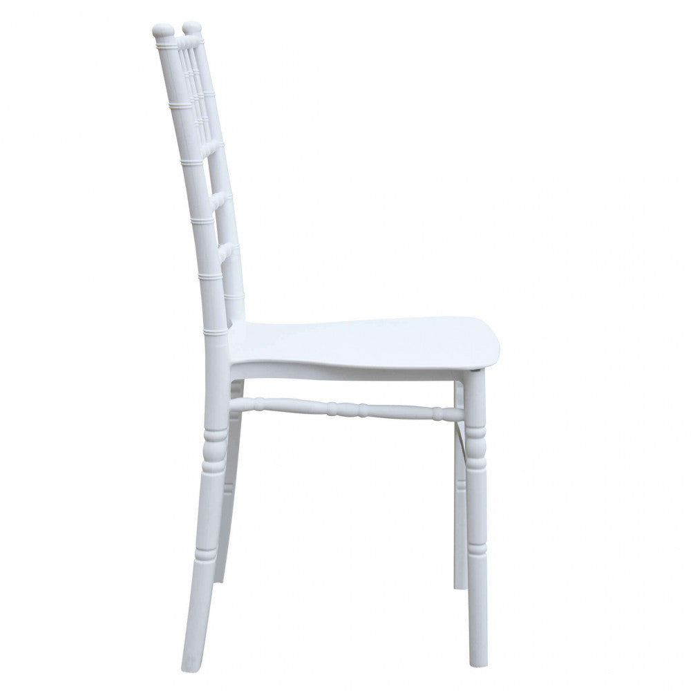 Profilo laterale della sedia Nelly in polipropilene bianco, mostrando l'inclinazione ergonomica dello schienale.